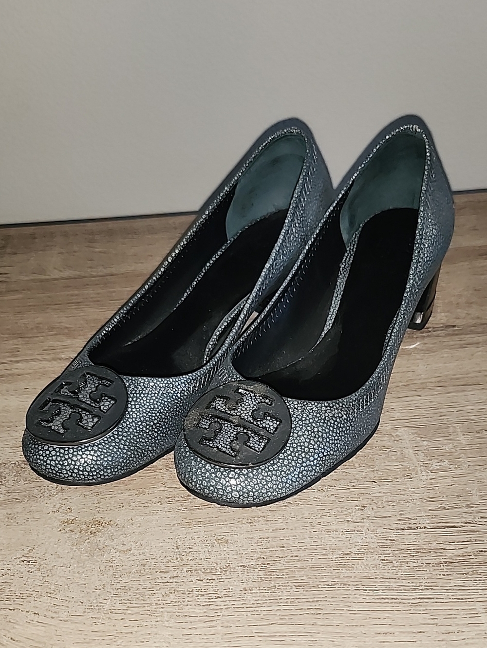 Tory Burch Green Pebbled Leather Pumps with Logo Medallion